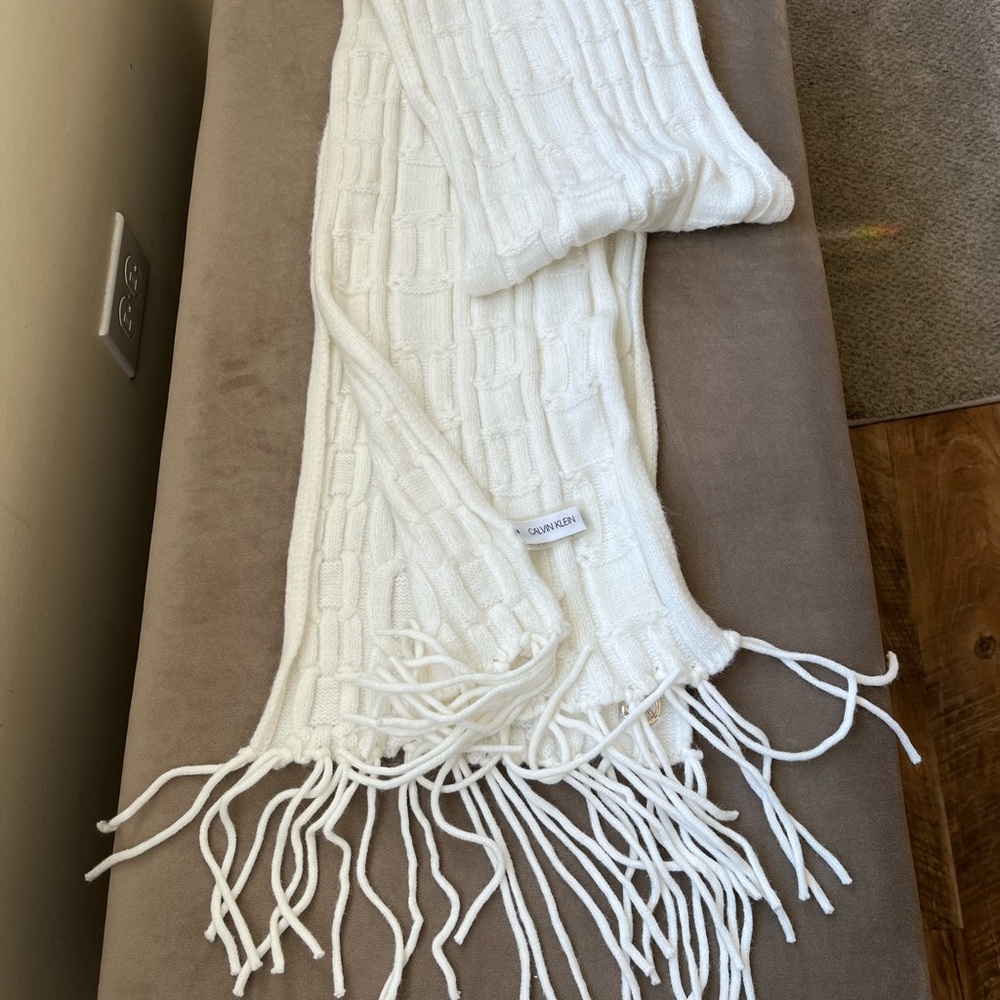 Calvin Klein White Cable Knit Scarf
